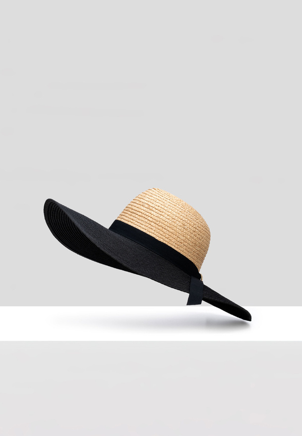 Beżowo-czarny kapelusz z dużym rondem