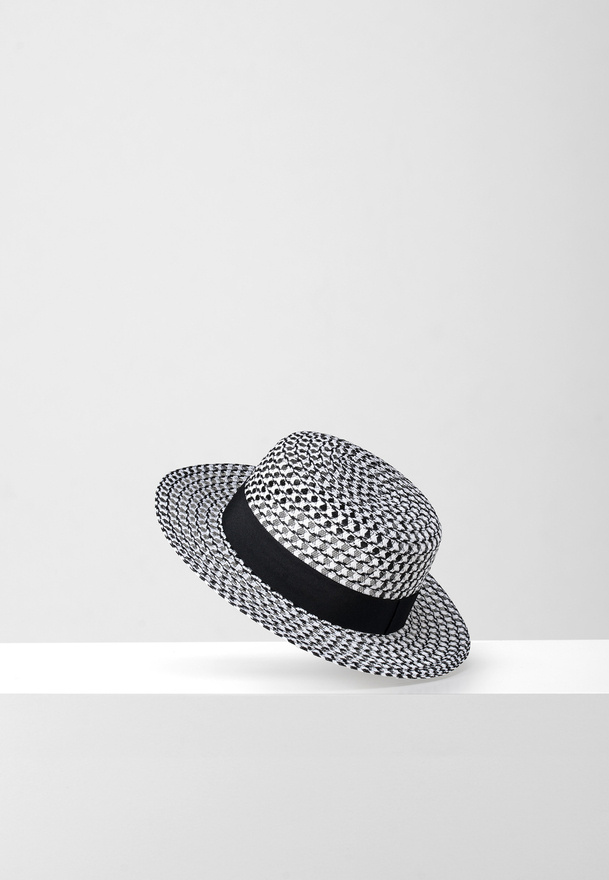 Biało-czarny kapelusz z małym rondem