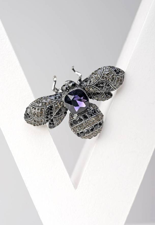 Broszka w kształcie muchy z fioletowym kamieniem