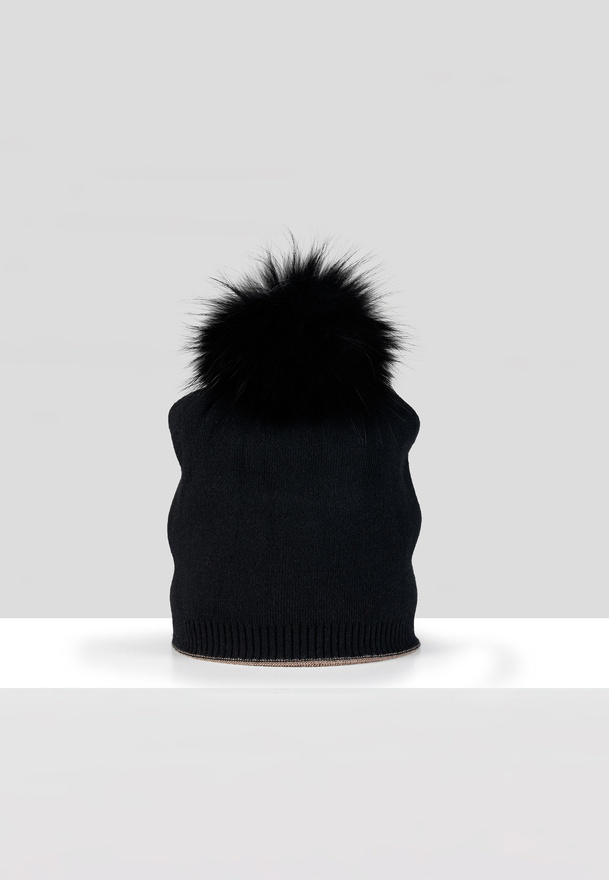 Czarna czapka z pomponem z szopa