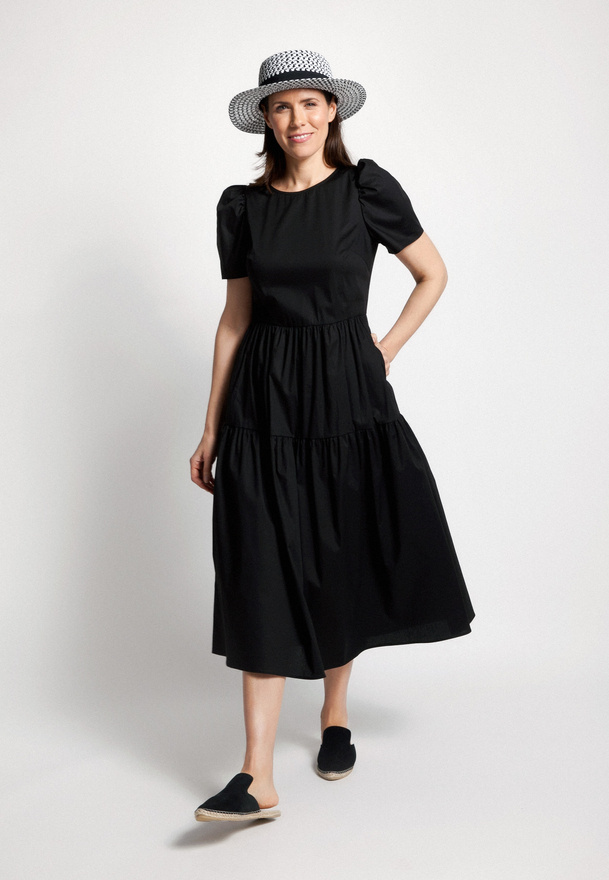 Czarna popelinowa sukienka z falbaniastym dołem