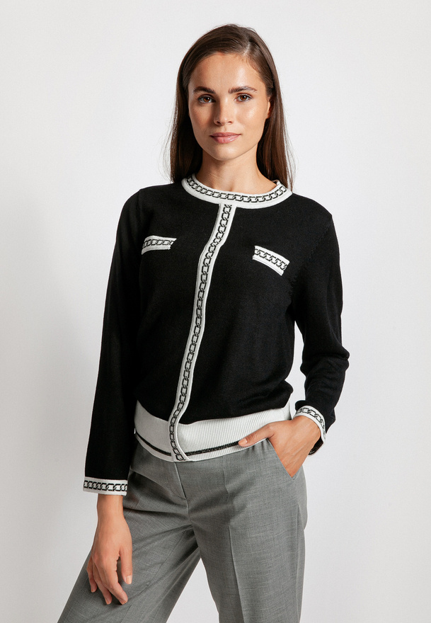 Czarny dzianinowy sweter ozdobiony wzorem łańcucha