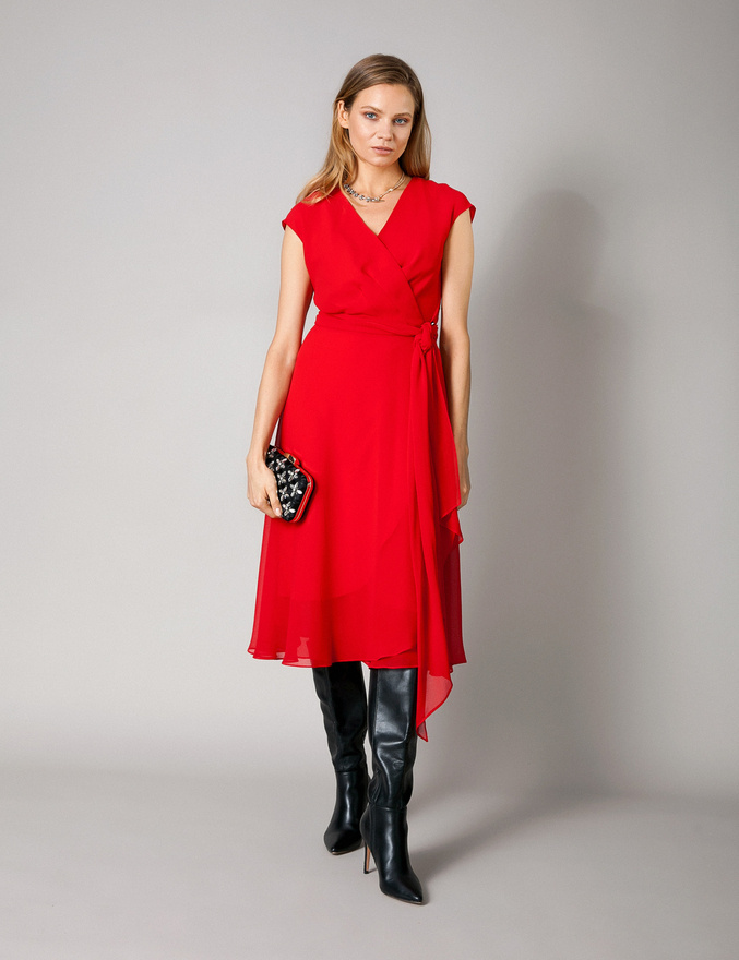 Czerwona kopertowa sukienka z szarfą