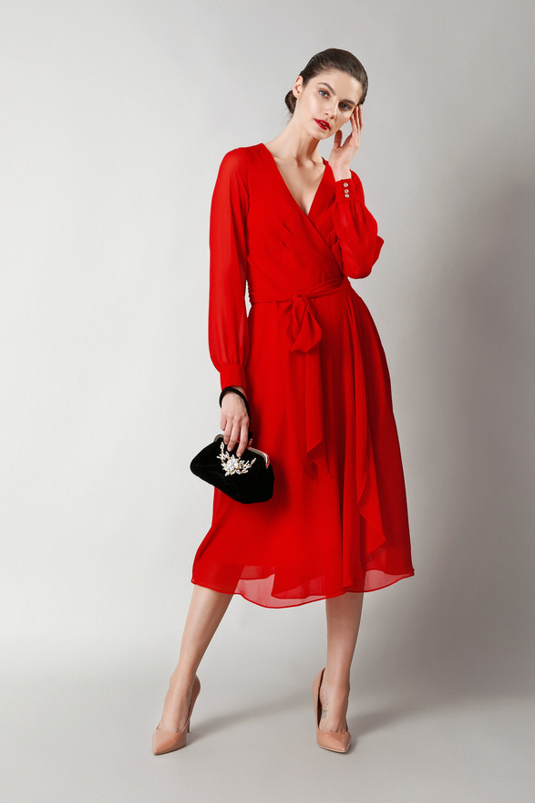 Czerwona kopertowa sukienka z transparentnymi rękawami