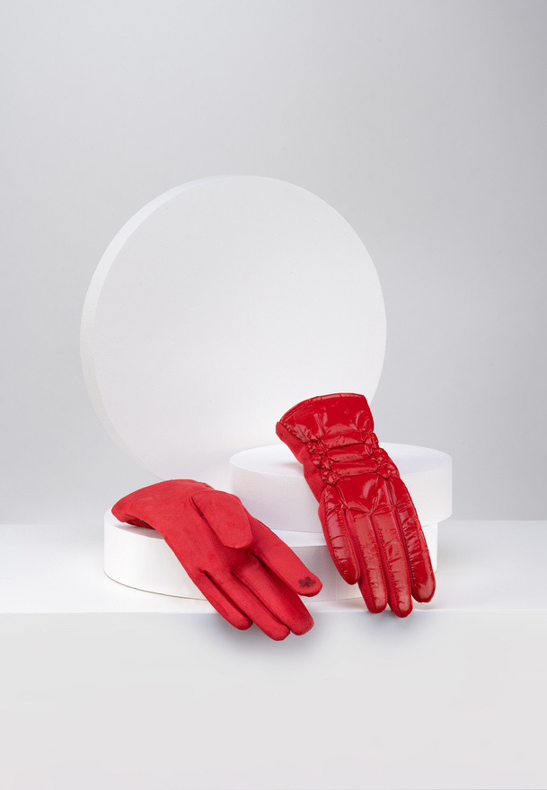 Czerwone rękawiczki z pikowaniem