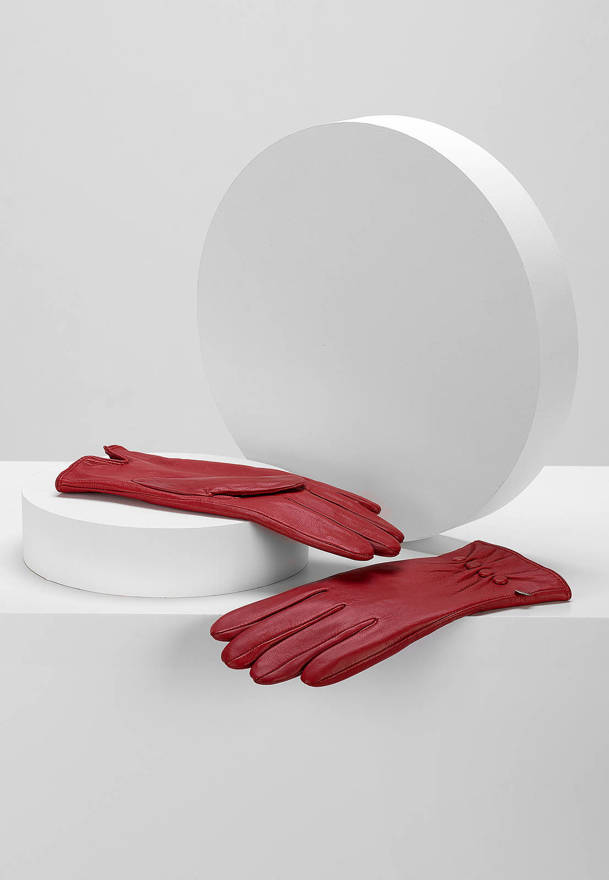 Czerwone skórzane rękawiczki z guziczkami