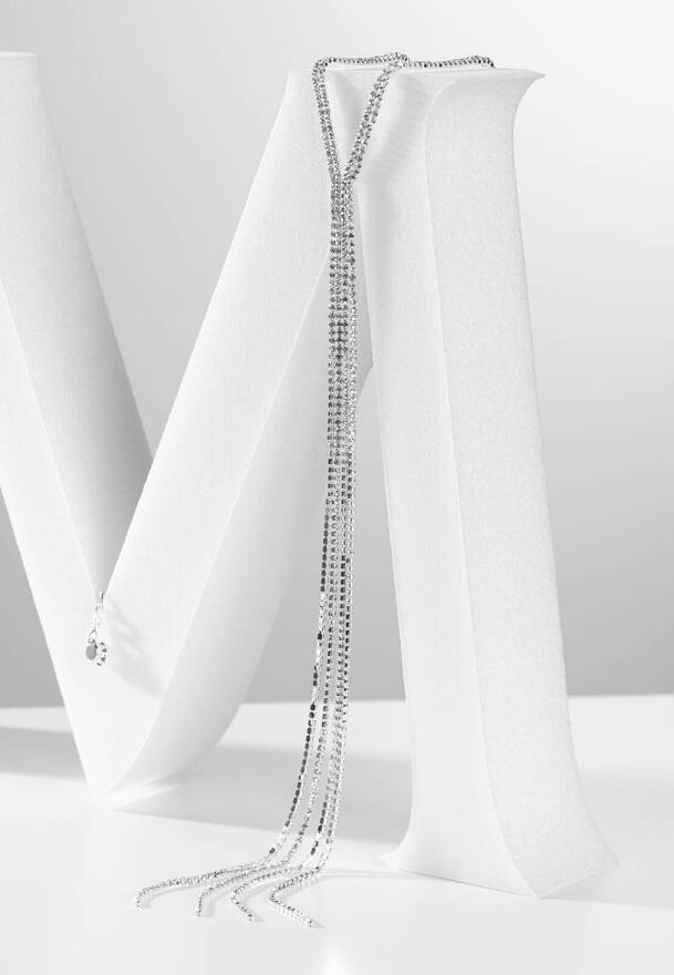 Długi naszyjnik zdobiony cyrkoniami w srebrnym kolorze