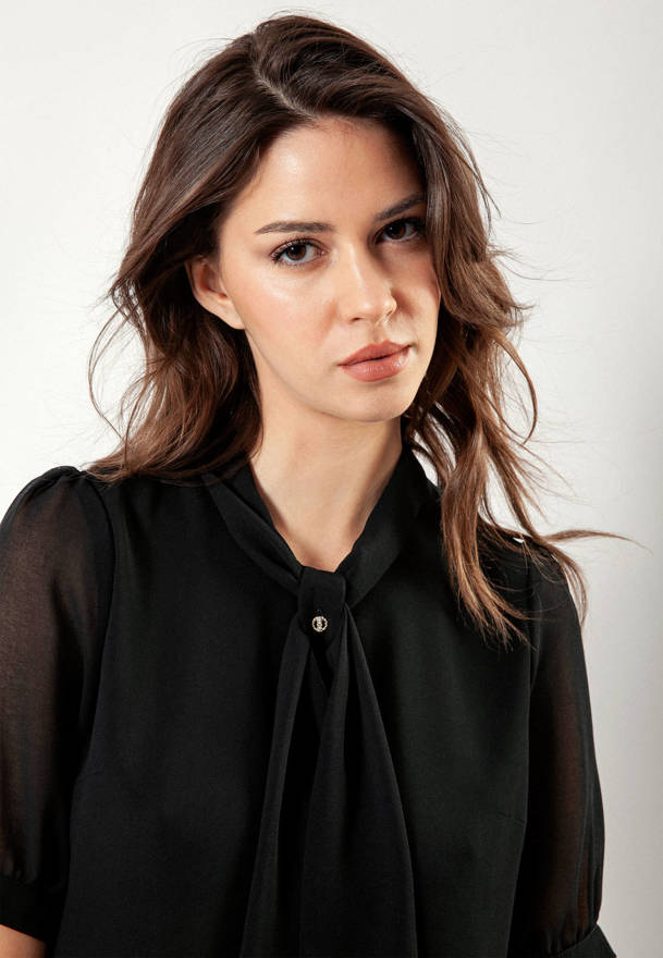 Elegancka czarna bluzka z transparentnymi rękawami