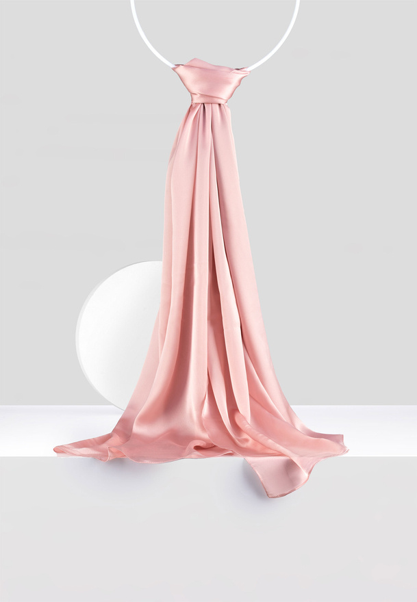 Elegancki różowy szal z połyskiem