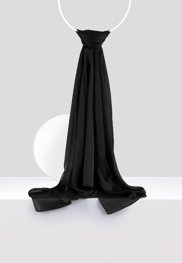 Elegancki szal z połyskiem w czarnym kolorze
