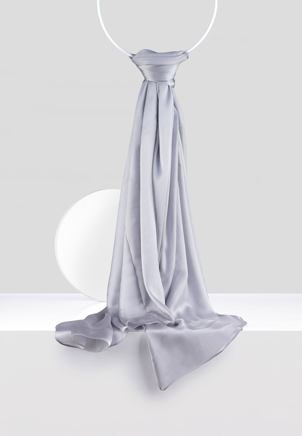 Elegancki szal z połyskiem w srebrnym kolorze