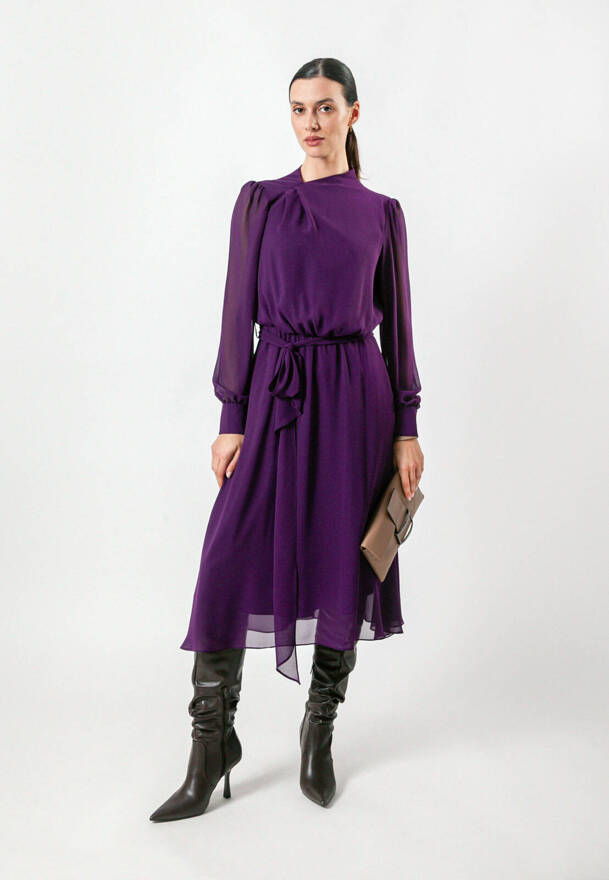 Fioletowa sukienka z wiązaniem w pasie