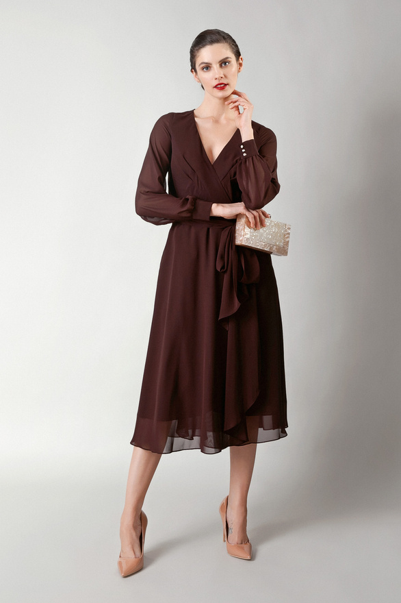 Kopertowa sukienka z szarfą w czekoladowym kolorze