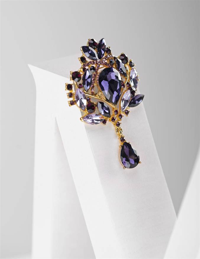 Królewska broszka z fioletowymi kryształkami