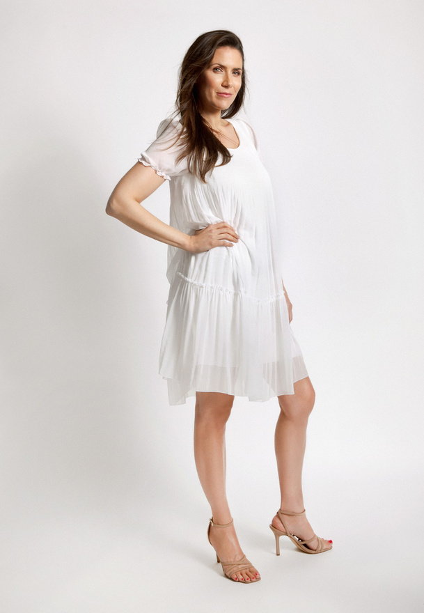 Luźna biała sukienka z kreszowanej tkaniny