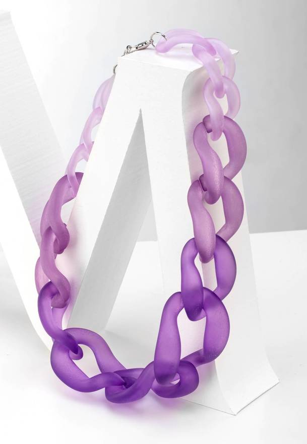 Masywny fioletowy naszyjnik w kształcie łańcucha
