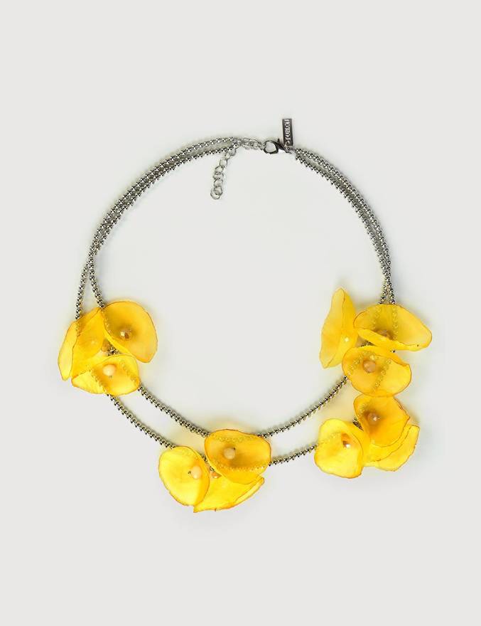 Naszyjnik z żółtymi kwiatami