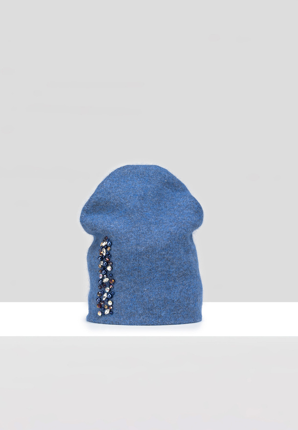 Niebieska czapka z perełkami