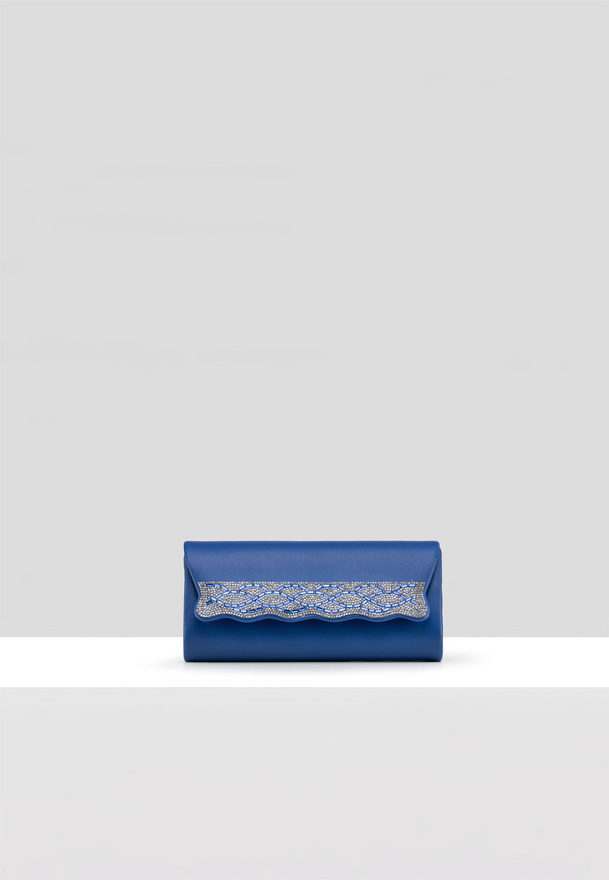 Niebieska kopertowa torebka z ozdobnym wzorem