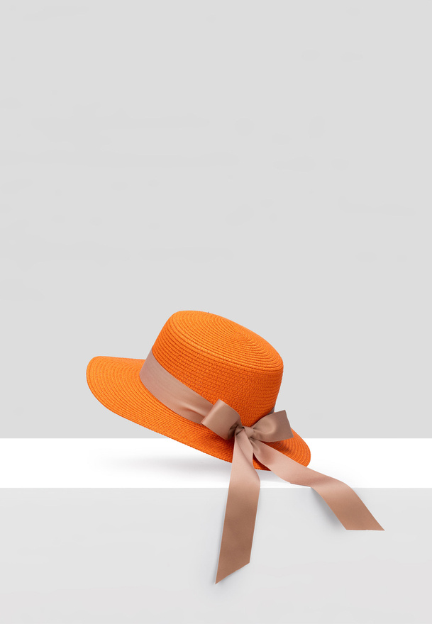 Pomarańczowy kapelusz ze wstążką
