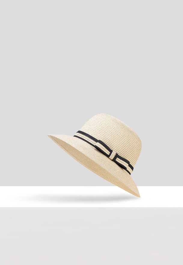 Słomkowy kapelusz z małym rondem w kolorze ecru