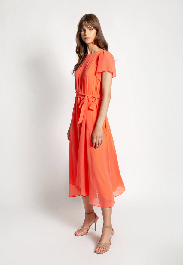 Zwiewna pomarańczowa sukienka z wiązaniem