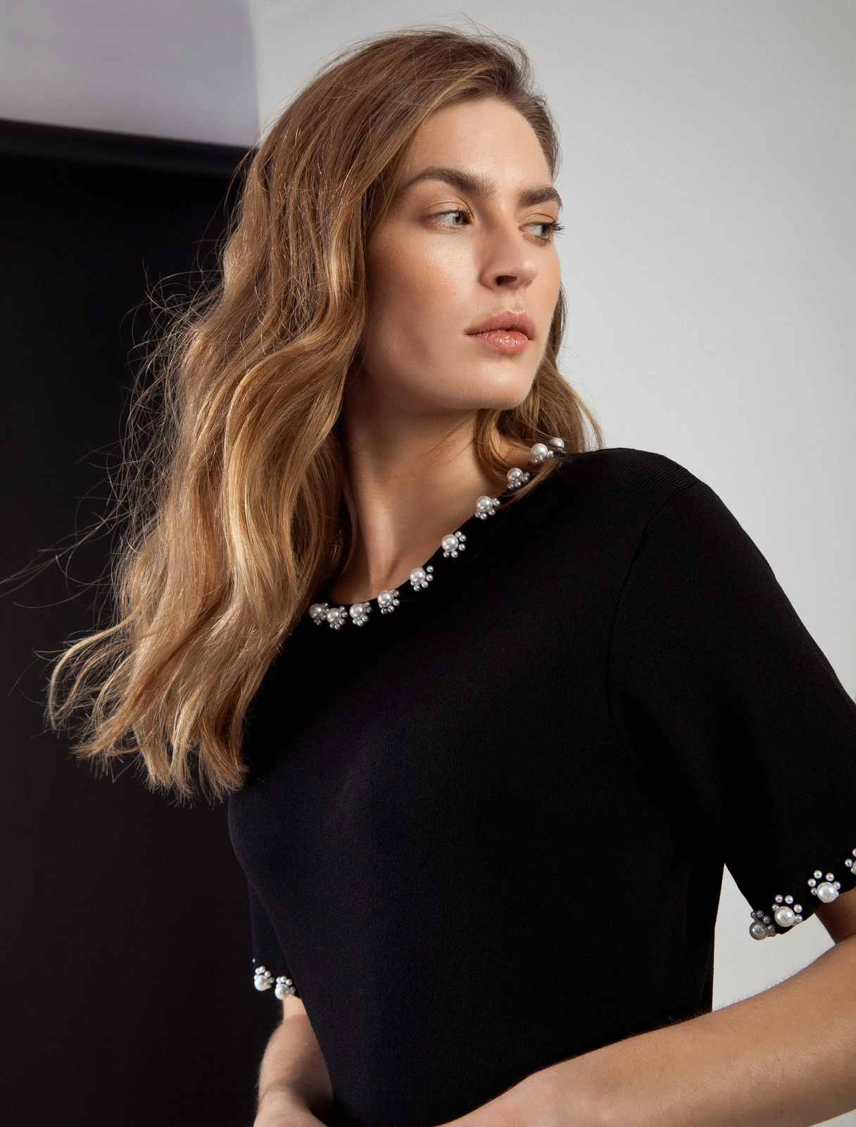 Molton Czarna sukienka z dzianiny ze sztucznymi perełkami | | Elegancka i  ekskluzywna odzież damska - sklep internetowy MOLTON