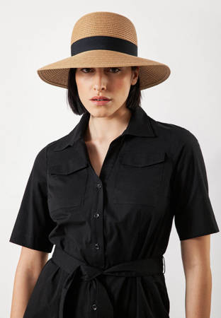 Beżowy kapelusz z czarną wstążką