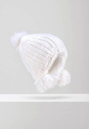 Biała futrzana czapka z pomponami