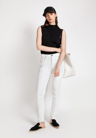 Białe bawełniane jeansy