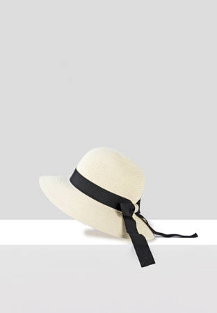 Biały kapelusz z czarną wstążką