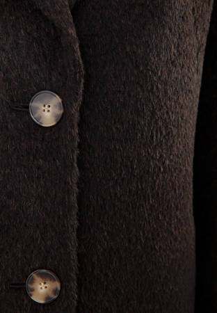 Brązowy, jednorzędowy płaszcz z alpaki z dłuższym włosem
