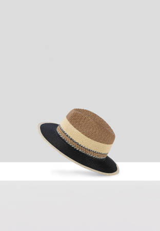 Brązowy kapelusz z czarnym rondem