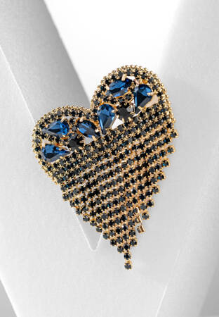 Broszka w kształcie serca zdobiona niebieskimi cyrkoniami