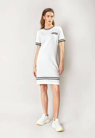 Casualowa biała sukienka z kontrastującą lamówką