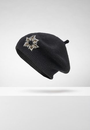 Czarny beret z aplikacją
