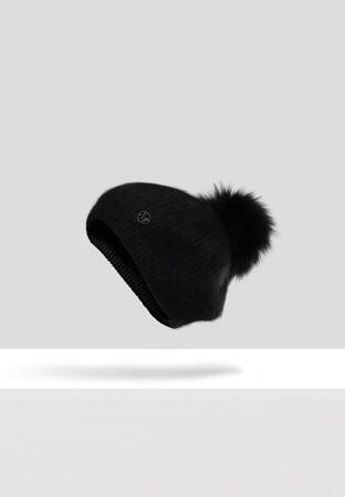 Czarny beret z naturalnym pomponem