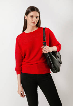 Czerwony sweter z ryżowym splotem