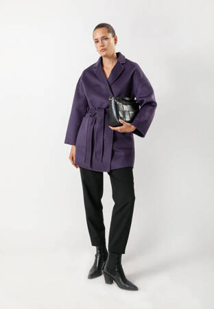 Krótki wełniany płaszcz w kolorze fioletowym