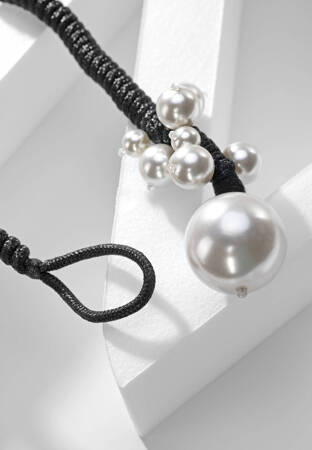 Naszyjnik ze sznurka zdobiony perłami
