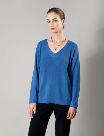Niebieski sweter ze splotem w prążki