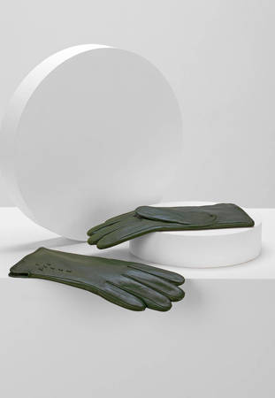 Skórzane zielone rękawiczki z ozdobną plecionką