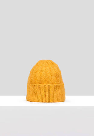 Żółta czapka w warkocze